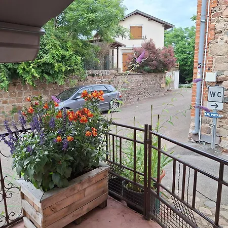 Maison De Village Medieval Surplombant Les Meandres De La Loire Holiday home